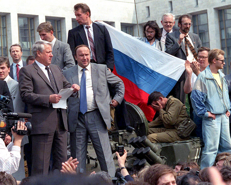 1991 Борис Ельцин на танке.jpg 1991 Борис Ельцин на танке.jpg