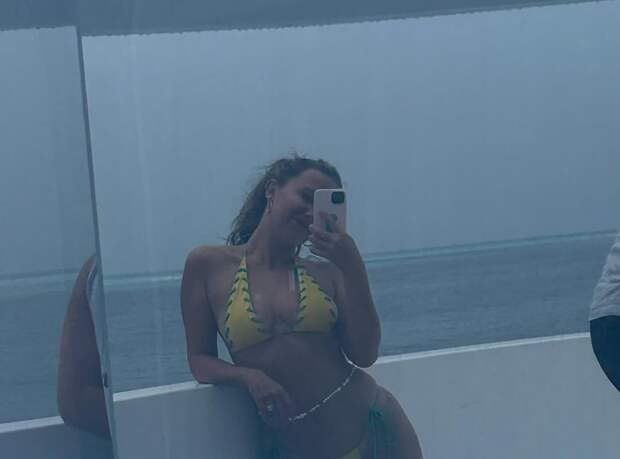 Актриса Милли Бобби Браун выложила фото в бикини на яхте