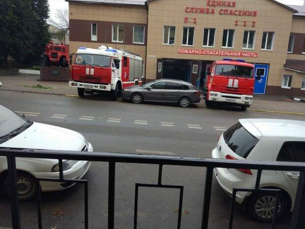 В Смоленске пожарные проучили автохама В Смоленске пожарные проучили автохама