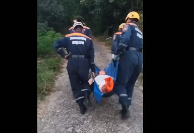 В Сочи женщина сломала ногу: медики не смогли ее транспортировать, потребовалась помощь спасателей