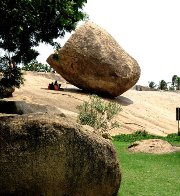 Масляный мяч Кришны. Индия. Фото взято с сайта: http://tourpedia.ru/mahabalipuram/