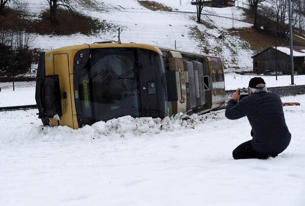 Автобус сдуло ветром с трассы недалеко от города Ленка, Швейцария
