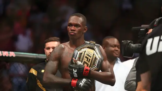 Адесанья защитил титул чемпиона UFC в среднем весе