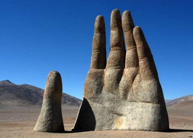 Скульптура «Рука пустыни».