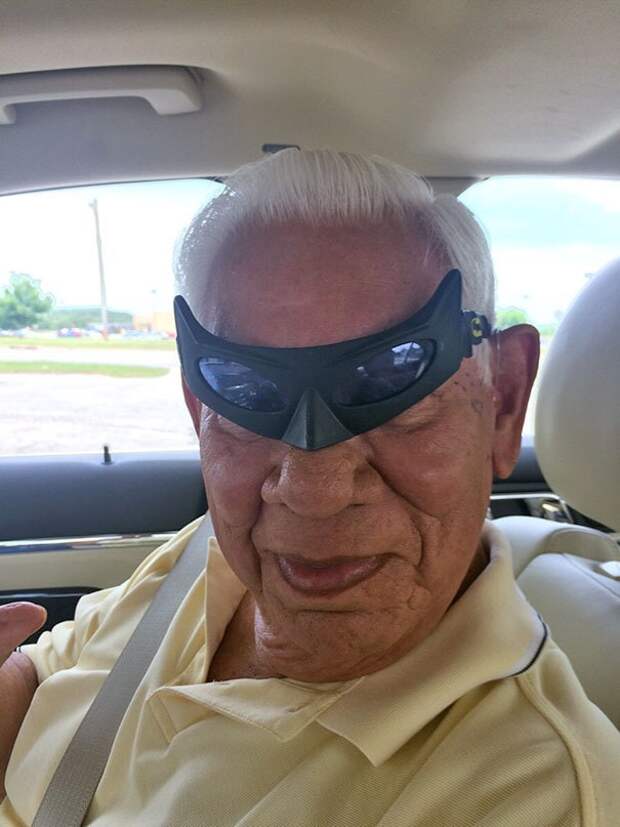 Я нашел очки Бэтмена и забыл, что оставил их в машине моего дедушки. Он послал мне эту фотографию