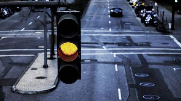 Вот почему водители не останавливаются на желтый сигнал светофора