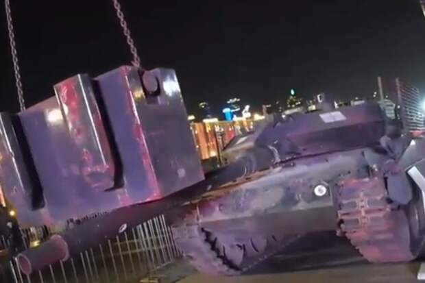 Bild истерит: На выставке в Москве унизили танк Leopard, ему согнули дуло
