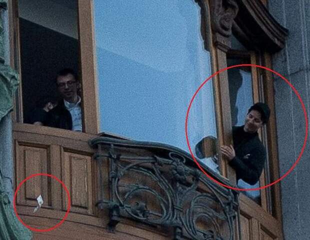 Павел Дуров выбрасывает деньги из окна питерского офиса «Вконтакте» (иллюстрация из открытых источников)