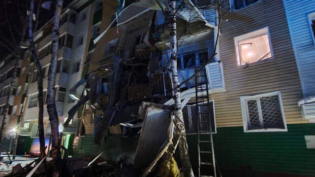 Кадры с места взрыва в жилом доме в Нижневартовске