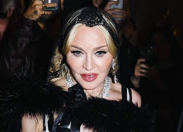 «Как девственница»: 67-летняя Мадонна вышла в культовом наряде невесты