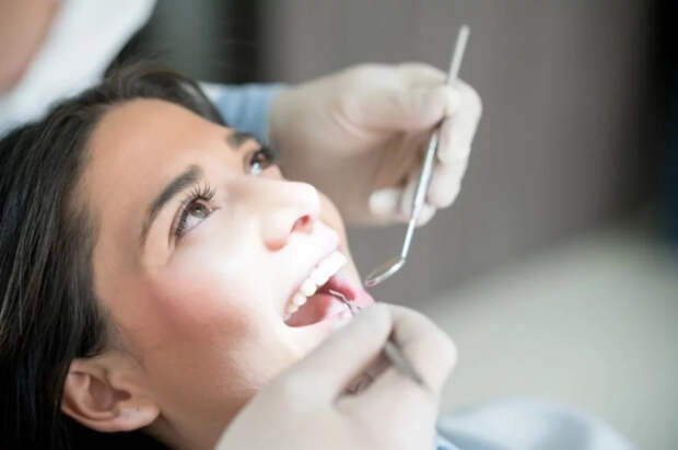 Врач Минко предупредил о скрытой опасности постепенного стирания зубов