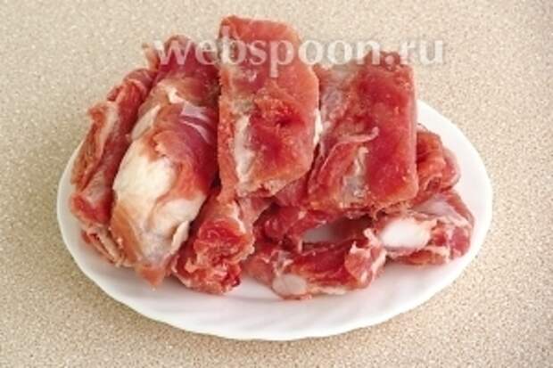 Рёберные пластины разрезать на отдельные рёбра.