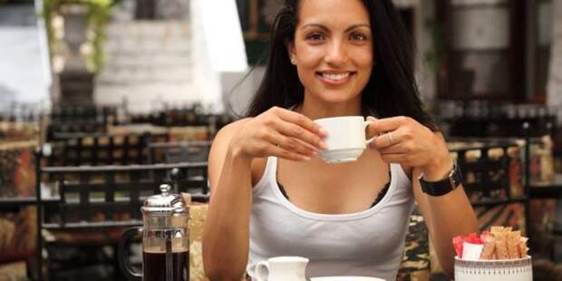 Женщина,которая любит кофе, чувствует себя счастливее  других