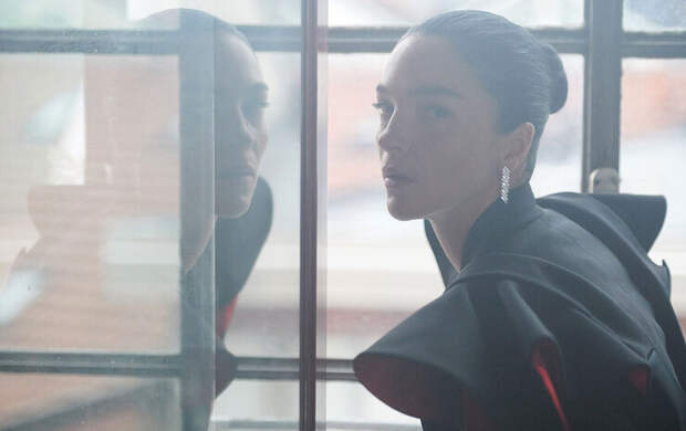 ЖАКЕТ, Alexander McQueen; СЕРЬГИ REFLECTION DE CARTIER, Cartier High Jewelry (БЕЛОЕ ЗОЛОТО, БРИЛЛИАНТЫ)