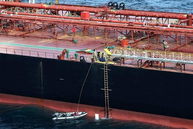 Рогозин призвал сбивать вражеские вертолёты при попытке захвата ими танкеров, но российская элита не станет обижать «партнеров»