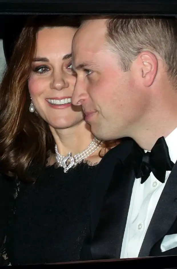 Броши, шляпки и ожерелье: носим любимые аксессуары Елизавета II