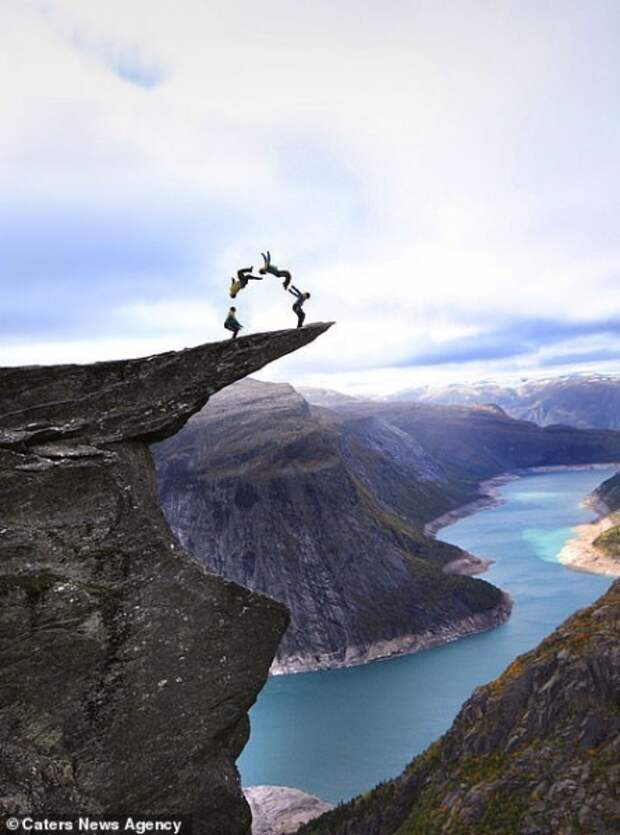 14 экстремальных фото опасных трюков на знаменитом Языке Тролля в Норвегии