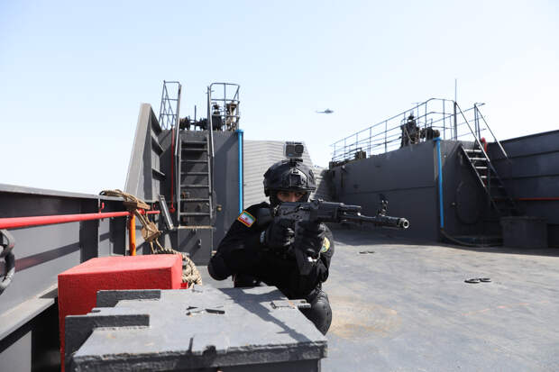 «Ни одна капля нефти не покинет регион» Иран перекрыл Ормузский пролив. Почему его потеря грозит миру экономическим кризисом?