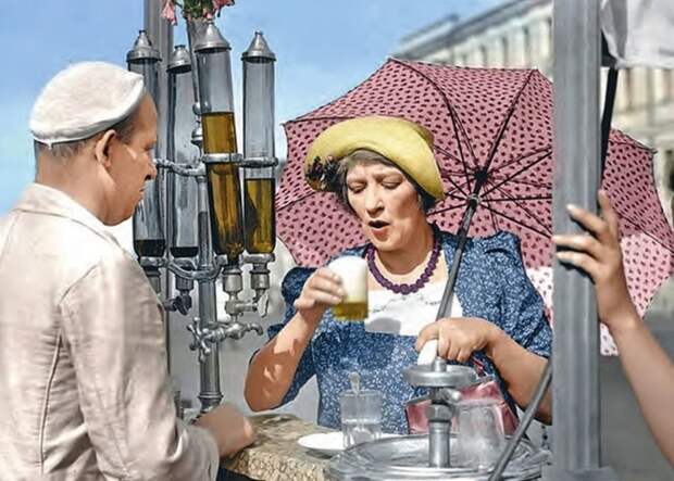 Газировкой именно из такого сатуратора наслаждалась одна из героинь знаменитого советского фильма в исполнении Фаины Раневской. /Фото: shadrinsk.net Газировкой именно из такого сатуратора наслаждалась одна из героинь знаменитого советского фильма в исполнении Фаины Раневской. /Фото: shadrinsk.net