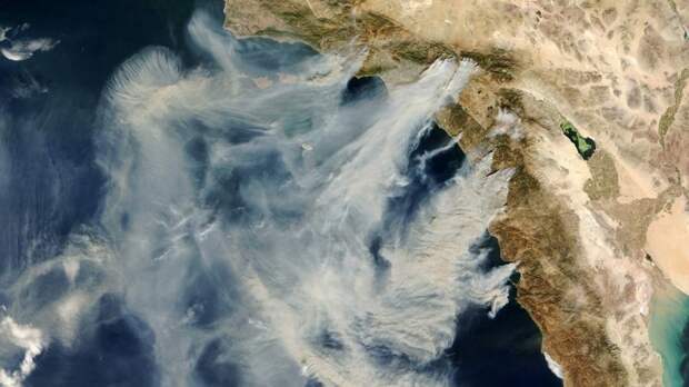 Обширные лесные пожары в Южной Калифорнии, США. Шлейфы дыма тянутся на десятки километров интересное, интересные фото, космос, фото