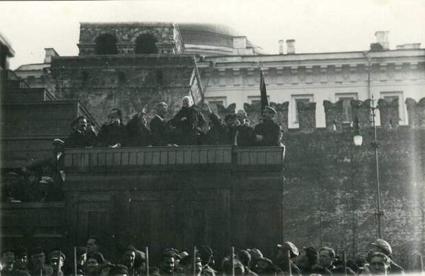 Иосиф Сталин и Клара Цеткин посетили Парад пионеров состоявшийся на Красной площади в Москве.