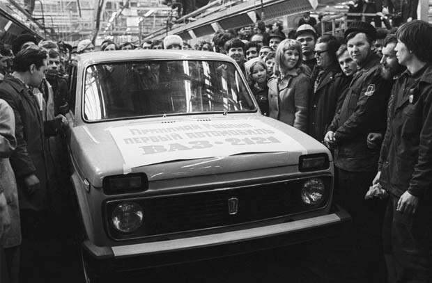 Первый автомобиль модели ВАЗ-2121 сходит с конвейера Волжского автомобильного завода, 1977 год. история, события, фото