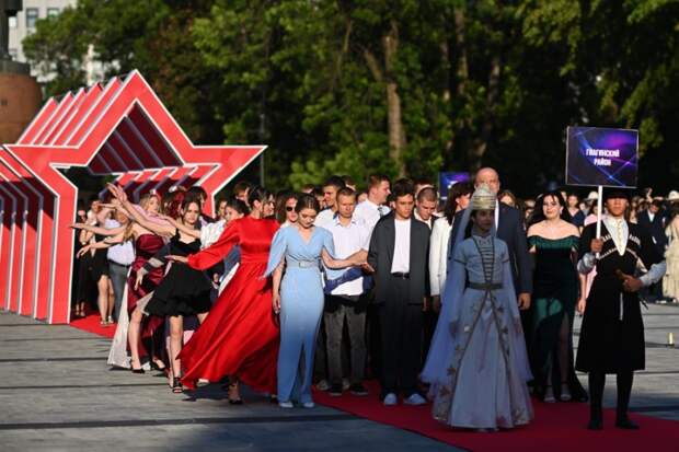 В столице Адыгеи прошел республиканский выпускной бал - 2025