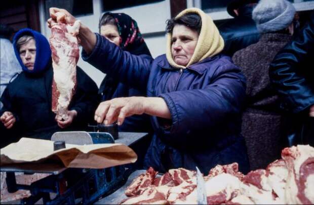 Торговля мясопродуктами в СССР. Украина, Львов, 1990 год. Торговля мясопродуктами в СССР. Украина, Львов, 1990 год.