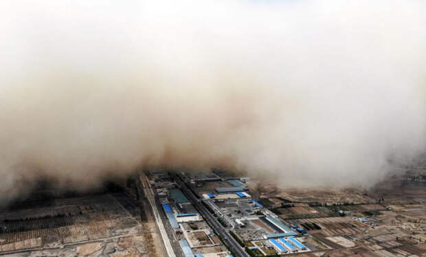 Китайскую провинцию накрыла мощная песчаная буря (Видео)
