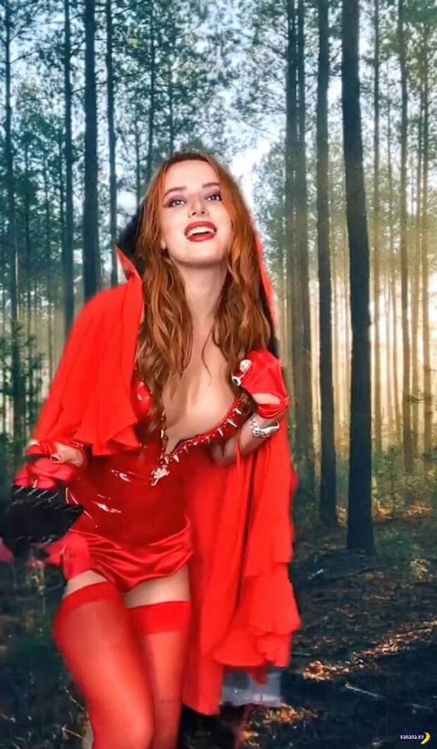 Белла Торн в образе Красной Шапочки