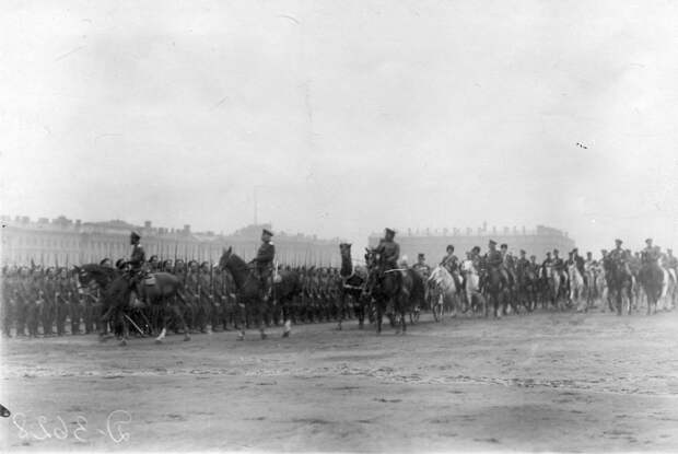 01. Император Николай II и сопровождающие его лица объезжают войска перед началом парада