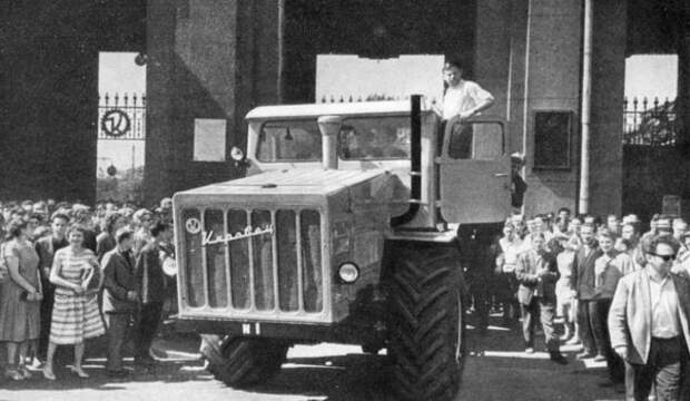 Первый "Кировец" выходит из ворот завода, 1962 год