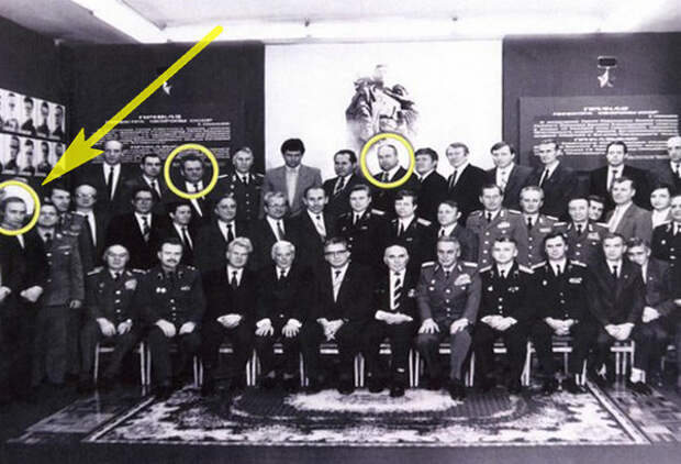 Владимир Путин (слева) среди коллег по органам Госбезопасности СССР в Восточной Германии