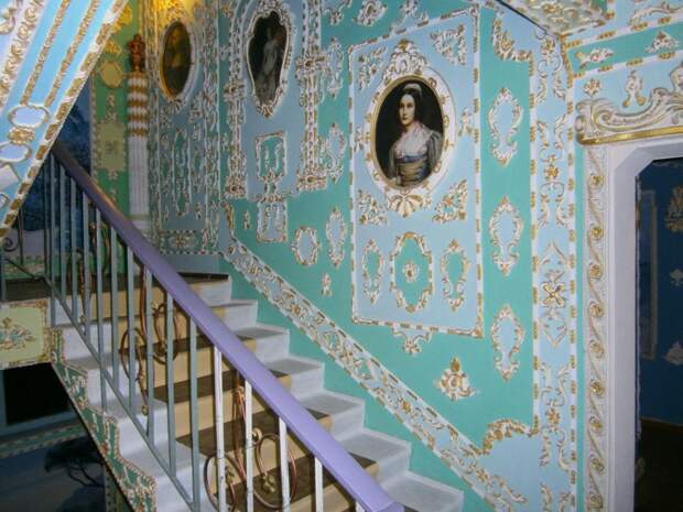 Киевлянин превратил свой подъезд в дворец 17-го века