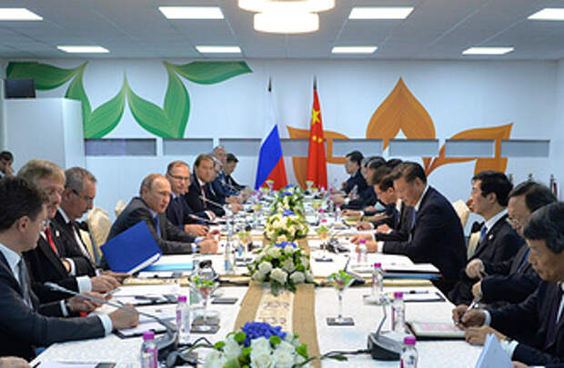 Президент РФ Владимир Путин и председатель КНР Си Цзиньпин во время встречи