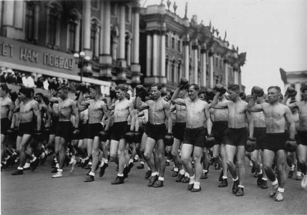 Парад физкультурников на Дворцовой площади в Ленинграде, 1933 год Физкультура, люди, спорт