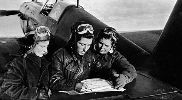 Лётчицы 586-го истребительного авиационного полка Лидия Литвяк, Екатерина Буданова, Мария Кузнецова.jpg