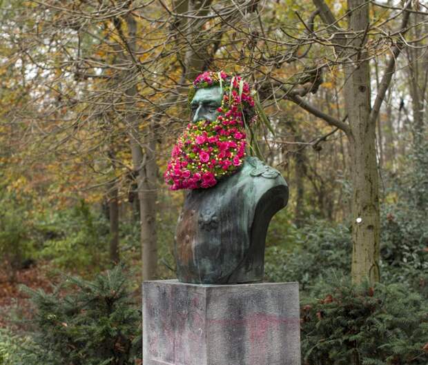 flower-crowns-beards-monuments-geoffroy-mottart-brussels-7