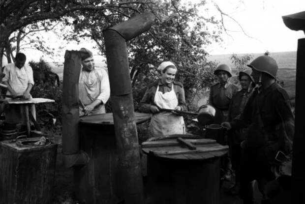 Выдача горячей пищи на советской полевой кухне история, события, фото