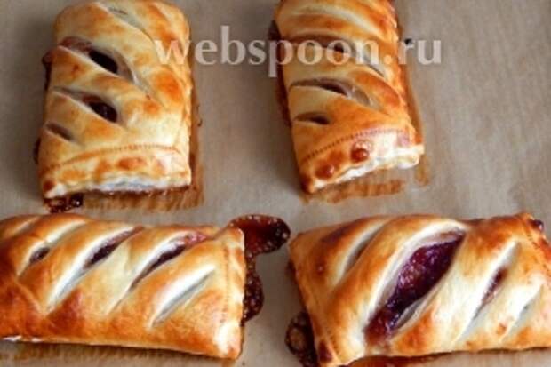 Всё. Слойки с вареньем готовы! У меня начинка немного подтекла, но совсем минимальное количество. Ставим чайник и угощаемся слойками!