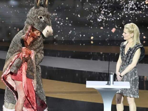 Актриса разделась на кинопремии “Сезар”, протестуя против мер по COVID-19 (ФОТО, ВИДЕО)