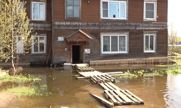 Жители одного из домов на Обводном канале в Архангельске тонут в воде