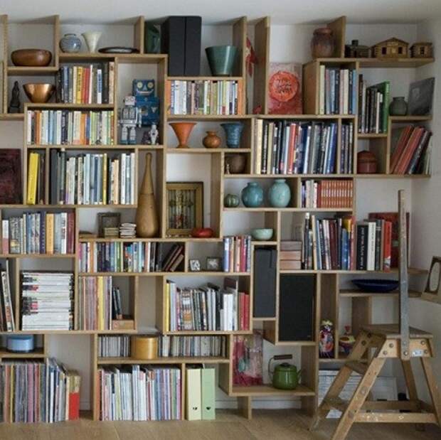 Место для хранения любимых книг и ваз - шкаф-стенка, то что облагородит интерьер.