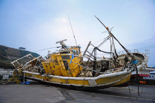 Рыбацкую лодку выбросило на берег в Асахи