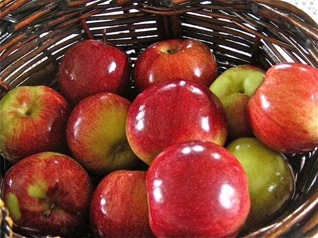 Вот что случится, если залить блестящие магазинные яблоки горячей водой воск, фрукт, яблоки