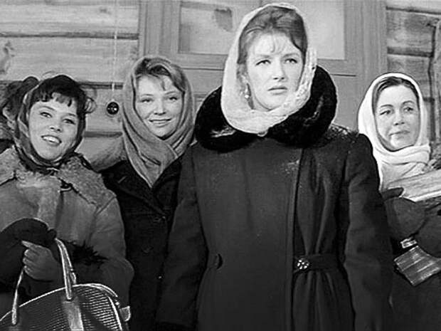 Слева направо: Катя (Л. Овчинникова), Вера (Н. Меньшикова), Анфиса (С. Дружинина), Надя (И. Макарова)