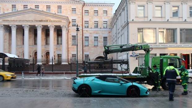 Хороший улов: в Москве эвакуировали спорткар Lamborghini lamborghini, авто, москва, парковка, спорткар, суперкар, эвакуатор, эвакуаторщик