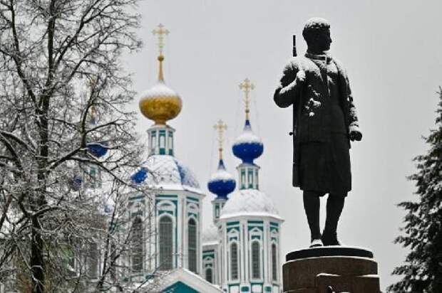 У памятника Зои Космодемьянской почтили память тамбовских героев