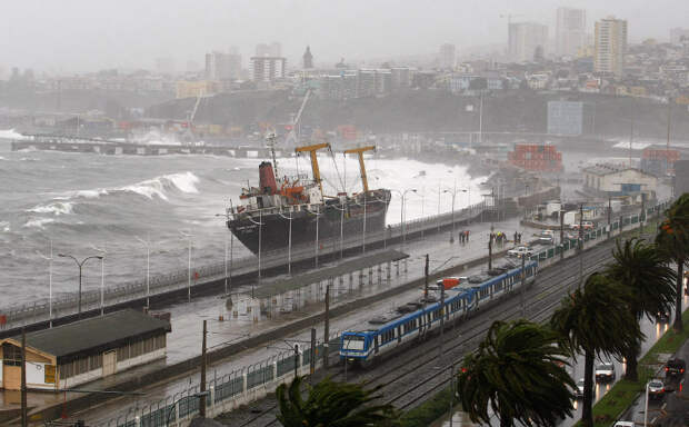 Судно, севшее на мель во время сильного шторма в Вальпараисо, Чили
