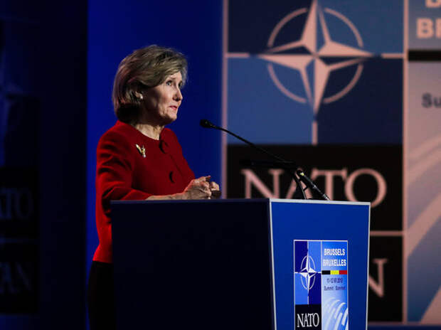 Постпред при НАТО Кэй Бэйли Хатчинсон явно расчувствовалась...